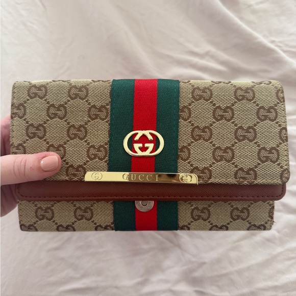 Gucci Beige and Red Monogram Wallet - Picture 4 of 7
